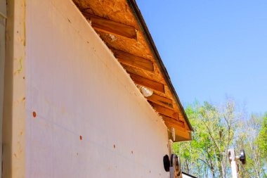 Tadilat sürecinin bir parçası olarak, usta hasar görmüş fasya süslemesini onarıyor.