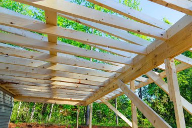 Ev tadilatı sırasında inşaat geliştirme çerçeve kirişleri ahşap kirişler kurulumu tamamlanmamış