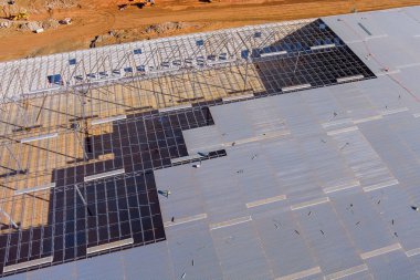 Depo inşaatı sırasında çelik yapı kiriş çerçeve kurulumu