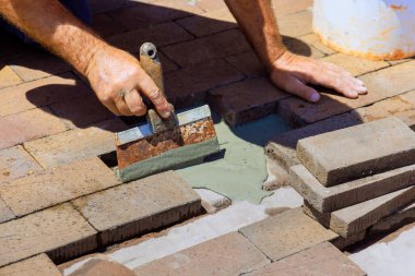 Yeniden inşa sırasında, işçiler yaya yolundaki hasarlı tuğlaların yerine geçtiler