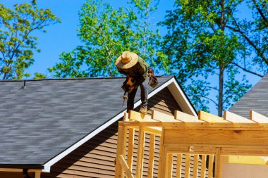 İnşaat sırasında kirişleri keserken, müteahhit kablosuz testereyi kullanır