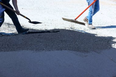 Caddenin yeniden inşası sırasında, işçiler hasarlı bölümü onardılar