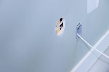 Tadilat sırasında apartman elektrikçisi iç işlerine yeni soket kutusu yerleştiriyor