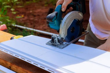 Yapım sürecinde, zanaatkar vinil kaplama panellerini monte etmeden önce istenilen boyuta getirir