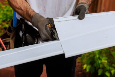 Ev cephesi, kurulmadan önce vinil kaplama panellerini istenen boyuta keserek inşa edilir.