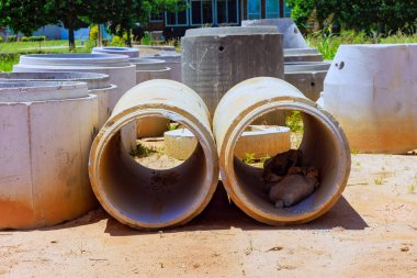 İnşaat alanındaki su boşaltma kuyuları kurulmadan önce beton drenaj kuyuları