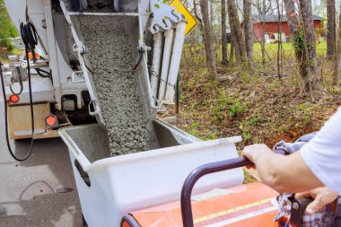 Beton dökerken, işçiler inşaat alanında çöp konteynırı izi kullanıyor.