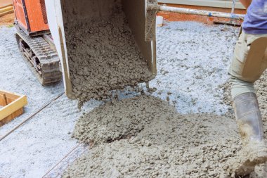 İnşaat alanındaki çöp konteynırını kullanarak beton dökülüyor.
