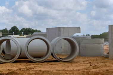 İnşaat alanına kurulmadan önce beton drenaj kuyuları yığını