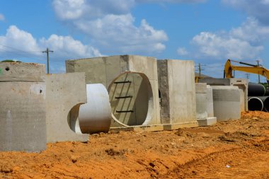 İnşaat alanında su boşaltmak için bir yığın beton drenaj kuyusu