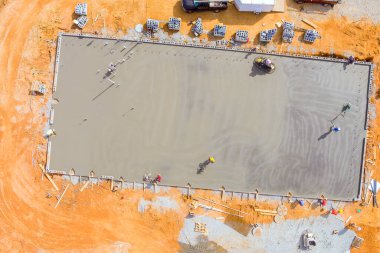 Aşağıdaki adımlarla, beton cilalama makineleri kullanılarak işçiler tarafından beton temeller atıldı.