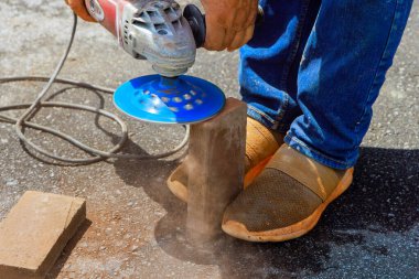 Kaldırım taşlarını yerleştirmeden önce, usta onları dairesel elmas testereyle öğüttü.