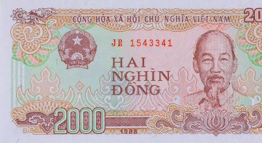 İki bin Dong kağıt para birimi banknotu Viet Nam Ulusal Bankası tarafından farklı değerlerde ön görünümde yayınlanır.