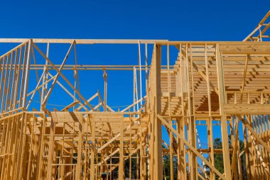 Yeni ev inşa etmek için duvar, çerçeve kirişleri ve kirişlerin kurulması gerekiyor
