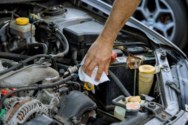 Usta atölyede bir motor vagonunun bakımıyla meşgul.