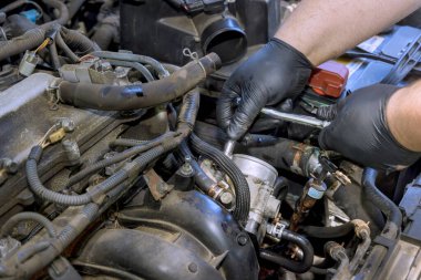 Usta atölyede motor vagonuna hizmet ediyor.