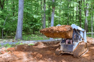 Traktör arka bahçedeki toprak taşıma işinde kullanılıyor.
