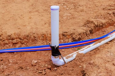 Yeni evin beton temelleri atılmadan önce su borularının hazırlanması için yeraltı su boruları döşenecek.