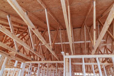 İnşaat, ahşap kirişler İnşaat duvarının altında yeni bir ev inşa ediliyor