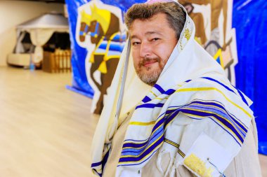 Sinagogda ibadet ederken, haham geleneksel Yahudi kıyafetleri giyer.