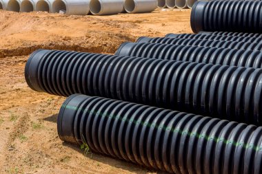 Plastik siyah borular kullanarak ana toplayıcı konteynıra akan yağmur suyu