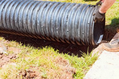 Ana koleksiyoncuya yağmur suyu akışı için plastik siyah boruların kurulması gereklidir