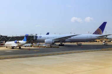 14 Haziran 2024, ABD Haber Ajansı. Boeing 787-10 Dreamliner uçakları United Airlines UA tarafından New Jersey 'deki Newark Liberty Uluslararası Havalimanı' nda kullanılıyor.