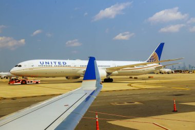 14 Haziran 2024, ABD Haber Ajansı. Boeing 787-10 uçağı ABD 'nin New Jersey kentindeki Newark Liberty Uluslararası Havalimanı AWR' da United Airlines UA 'dan görüldü.
