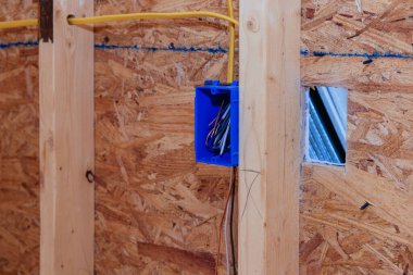 Yeni evdeki soket için duvar elektrik kutusuna bağlanma kabloları yerleştiriliyor