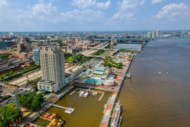 Philadelphia şehir merkezinin Delaware Nehri yakınlarındaki panoramik manzarası, Pennsylvania, ABD