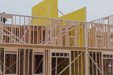 Yeni inşaat evlerinin çerçeveleri iskelete tutturulmuş ahşaplardan inşa edilir.