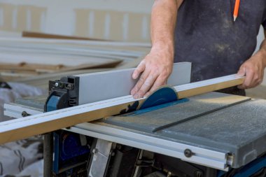 Elektrikle çalışan masa testeresi ahşap kaplama dolgusunu kesmek için kullanılır