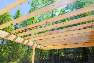 Ev yenilenirken, çerçeve kirişleri ahşap kirişler kuruluyor