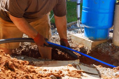 Su borusunu dış çevreden izole etmek için tesisatçı boruyu yerleştirmeden önce termal yalıtım uyguladı.