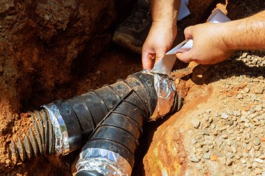 Yağmur suyunu boşaltmak için kanalizasyon borusu kurulumunda.