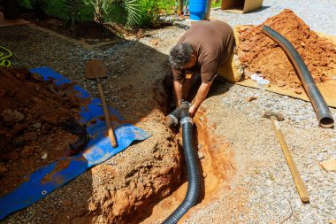 Hendekte yağmur suyu boşaltmak için delinebilir borular monte ediliyor
