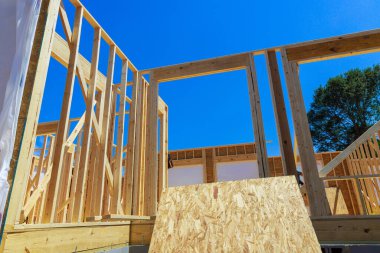 Tamamlanmamış iç kereste destek kirişleri ile yeni ev inşa ediliyor