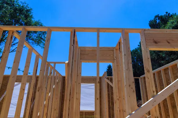 Yeni evin inşaatı sırasında, bitmemiş iç kerestelerden bir iç destek kirişi çerçeveleniyor