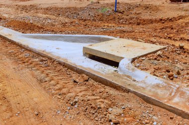 Beton hendek tepsileri yol yapımından önce fırtına suyunu boşaltmak için kullanıldı.