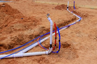 Yeni ev için beton döşemeden önce yeraltı su borularının bir hijyenik boru döşemesi gerekiyor.