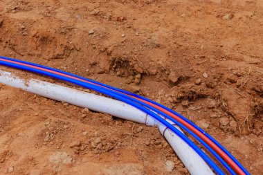 Yeni konutun sağlam temelleri atılmadan önce bir yeraltı suyu hijyenik boru sistemi kurulmalı.