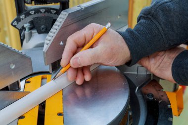 Müteahhit ahşap pervazları kesmek için dairesel testereler kullandığında, pervazlar daha monte edilmeden dairesel testereyle kesilir