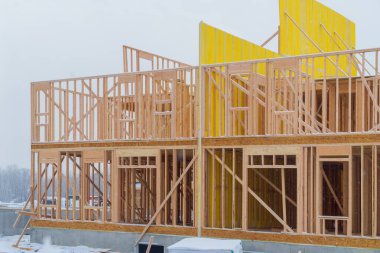 Kiriş, yeni inşaat evinin ahşap çerçevesine eklenmiş.