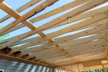 Ev yenilenirken çerçeve kirişleri ahşap kirişler yerleştiriliyor