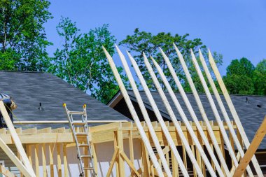 Ev tadilatında tamamlanmamış bir kereste çerçevesi ile destekleyici kirişler