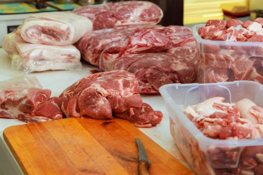 Izgara için hazırlanan çiğ domuz eti kızartılmak üzere terbiye edilir..