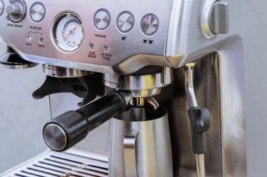 Kahve makinesinde sade kahve demleyen profesyonel bir kahve makinesi.