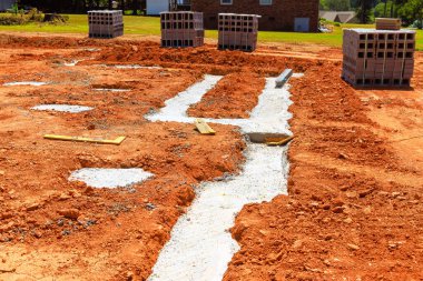 İnşaat alanına beton bloklar ve duvar blokları monte etmek için hazırlanmış temeller getirildi