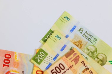 Pezolar, Meksika Merkez Bankası tarafından çeşitli banknotlar halinde Meksika pesoları halinde dağıtılır..