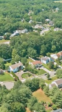 Amerikan kasabası farklı evler inşa edildi mahalle manzarası New Jersey 'deki orman alanı arasında yer alıyor.